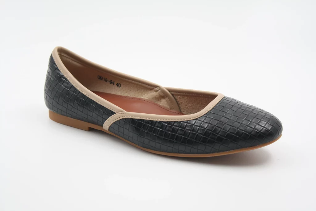 Classic black jutti flat